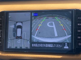 アラウンドビューモニターです。4つのカメラからの映像を合成・処理することで空から見下ろすような視点で周囲を確認でき、駐車時のクルマの位置確認がスムーズになります。