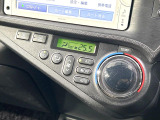 【オートエアコン】一度お好みの温度に設定すれば、車内の温度を検知し風量や温度を自動で調整。暑い&hellip;寒い&hellip;と何度もスイッチ操作をする必要はありません。快適な車内空間には必須の機能ですね♪