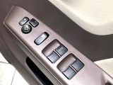 【電動格納ミラー】サイドミラーは電動格納式となっており、狭い駐車場でもキズがつくリスクを抑えられます。