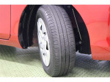 タイヤサイズ 185/65R15。滑らかな走りを期待させる、軽やかなデザインの樹脂フルキャップ付きスチールホイールを装着しています。
