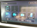 車載ナビゲーションのソース選択画面を正面から捉えたカットです。各アイコンの表示状態やタッチパネルの応答、周囲のスイッチコンディションを画像よりご確認ください。