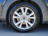 18インチ純正アルミホイールを装備。タイヤサイズは215/55R18となります。