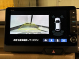 リバースギアに入れるだけで後方の表示へ切り替わります。夜間や雨の日の駐車も楽になりますよ。