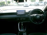 大きなフロントガラスで広々とした視界の運転席まわりです。