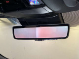 多人数乗車時やお荷物が多いときでも後方視界を確保できる、デジタルインナーミラーが装着されています。