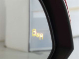 &rdquo;隣の車線を走る車両をレーダーで検知し、ドアミラーでは確認しにくい後側方エリアに存在する車両に加えて、急接近してくる車両も検知します。車両を検知するとドアミラーに搭載されたLEDインジケーターが点灯