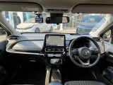 カラーヘッドアップディスプレイ付き。少ない視線移動で情報を確認できるので、運転の疲労軽減に繋がりますよ♪