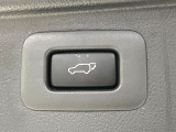 【パワーバックドア】スマートキーや運転席のボタンを押すだけでリアゲートが自動で開閉します!荷物を持っている時や、高い位置にあるバックドアを閉める際に便利な機能です♪