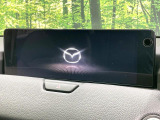 【12.3インチマツダコネクト】車内の雰囲気にマッチした大型ディスプレイ。スマホ接続でのナビ使用やBluetooth再生等、様々な機能が楽しめます。直感的なダイヤル操作が可能で、使い勝手も良好です。