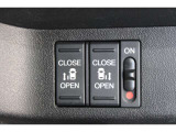 乗り降りラクラクな両側パワースライドドアが装備されてます。運転席からもリモート操作が可能です。外からはリモコンキーで開閉することができます。巻き込み防止機能もありますので安心です。