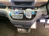 足元スッキリ、インパネシフトです。パーキングブレーキはフットブレーキタイプなので、運転席と助手席の間がスッキリしています。