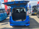 バックドアは上開き跳ね上げ式で、開口も広め!スムーズな荷物の出し入れでアウトドアも楽しくなりそう♪