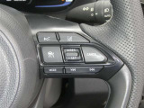 【レーダークルーズコントロール】(全車速追従機能付)付きです。車速に応じて追従支援してくれるので、ロングドライブも快適です。詳細は販売店スタッフまでおたずねください。