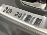 【電動格納ミラー】サイドミラーは電動格納式となっており、狭い駐車場でもキズがつくリスクを抑えられます。