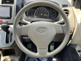 インテリアに合わせたデザインのステアリングは、運転される方のことも考え、運転しやすい形状、大きさです。是非一度、実際に触ってお確かめください。