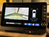 リバースギアに入れるだけで後方の表示へ切り替わります。夜間や雨の日の駐車も楽になりますよ。