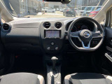 すっきりした運転席周りにはナビやエアコンの操作パネルを設置しておりますので、お一人での運転でもご安心できます。