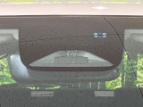 【ホンダセンシング】走行中に前方の車両等を認識し、衝突しそうな時は警報とブレーキで衝突回避と被害軽減をアシスト。より安全にドライブをお楽しみいただけます。