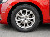 標準装備の純正15インチアルミホイール。タイヤサイズは185/65R15です。