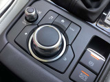 「MAZDAコネクト」コマンダー部 手元を見ることなく操作出来るように左手を自然に降ろした位置に設置。シンプルで使いやすく、機能を覚えやすいボタン配置になっています。