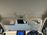 運転席のサンバイザーにはバニティーミラーも付いています。身だしなみチェックには欠かせません。