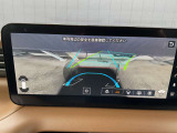 人や車がどこで現れるか不安!そんな混雑する駐車場などで、周囲の状況が直感的にわかる立体的映像を表示。車の周囲がぐるっと見えるので安心して発進できます。