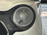 LEDヘッドライトは、点灯の瞬間から最大光量を発揮し、突然暗くなるトンネルなどでの安定感を高めます。