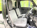 運転席まわりには十分なスペースがあり、大柄な方でもゆったり運転していただける環境です。
