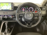 【ハンドル】運転にかかわる様々な操作を安全に行えるように視点移動が少なく操作性に配慮されたスイッチ類が凝縮されたコックピットです。