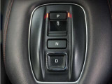 シフトはボタン操作となっており、直感的な操作性により、ドライバーの快適な運転を支援。P・N・Dは押す、Rは引くという人間の感覚にマッチした操作感です。