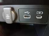 12V電源ソケットを設置しております。周辺機器の充電にご利用頂けます。便利なUSBジャックも付いています。