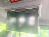 【フリップダウンモニター】大画面モニターで後席でもエンタメをお楽しみいただけます。小さなお子様にも大人気の装備です♪