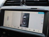 サラウンドカメラ(360&deg;カメラ)『車載のカメラを駆使し、車を真上から見下ろしている映像に変換、センターディスプレイに表示させ、安全な駐車をサポート。縦列駐車や狭い場所への駐車に大きく役立ちます。』