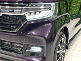 【LEDヘッドライト】悪天候や夜間走行時も良好な視界を確保し安心して運転できる高輝度LEDヘッドライトを装備!点灯速度が早く、消費電力も抑えられています。