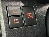 オートマチックハイビームとは、先行車や対向車のライトを認識し、ハイビームとロービームを自動で切り替える機能です。夜道の視界を確保します。詳細は販売店スタッフまでおたずねください。