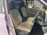 運転席、助手席です。座面も広くゆったりと座れてアームレストも付いているので重宝します。