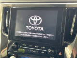 【メーカー純正9型ナビ】インテリアに溶け込むスタイリッシュな「専用設計」メーカーナビを装備♪視認性や操作性など基本性能にも優れ、より上質なカーライフをお楽しみいただけます。