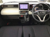 運転席は運転に集中出来るようなデザインになっており、操作のボタンも押しやすい位置にあります。