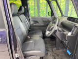運転席まわりには十分なスペースがあり、大柄な方でもゆったり運転していただける環境です。