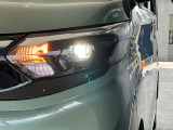 プロジェクタータイプのLEDヘッドランプ。  従来のハロゲンランプと比べると白く自然に近い明るさで、ライトの照射角も調整できるため、視認性が高くなります。