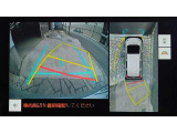 車を上から見下ろした視点で駐車をサポートするパノラマビューを搭載。運転席から確認しにくい車両周囲の状況を確認できます。