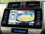 【マルチテレインモニター】車のフロントやサイドのカメラ画像を同時にモニター表示することで、悪路や狭い道を走行時でも周囲の状況確認ができ安心!本格SUVにうれしい装備です♪