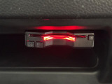 【ETC】有料道路を利用する際に料金所で停止することなく通過できる、ETC車載器(ノンストップ自動料金収受システム機器)が装備されています。セットアップを行うことで利用可能になります。
