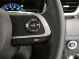 レーダークルーズコントロール機能付きです。走行中に先行車の様子を検知しながら、設定した車速の範囲内で先行車との距離のキープを支援します。詳細は販売店スタッフまでおたずねください。
