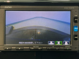 【バックカメラ】運転が苦手な方も車庫入れラクラクです!ギアをリバースに入れれば自動的に切り換わりますので、面倒な操作は不要です♪狭い駐車場もお車を傷つけず安心ですね!