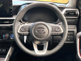 インテリアに合わせたデザインのステアリングは、運転される方のことも考え、運転しやすい形状、大きさです。是非一度、実際に触ってお確かめください。