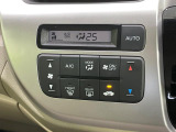 【オートエアコン】一度お好みの温度に設定すれば、車内の温度を検知し風量や温度を自動で調整。暑い&hellip;寒い&hellip;と何度もスイッチ操作をする必要はありません。快適な車内空間には必須の機能ですね♪