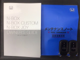 スマートキーは鍵をバッグに入れたままでもドアロックの開閉やエンジンのON・OFFができます。夜間や雨の日も鍵を探さなくて良いので便利です。