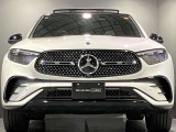 フロントグリル中央に大きく輝くスリーポインテッドスター。メルセデスベンツならではのステータスを強く感じる事ができます