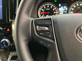 運転中、オーディオの操作をしてて、ハッとしたことはありませんか?ステアリングスイッチは、運転中でもハンドルでオーディオの操作が可能です。安全なドライブをサポートします。